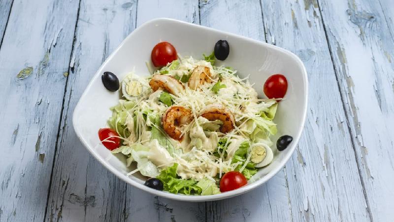 Sezar Salatı Krevet İlə 