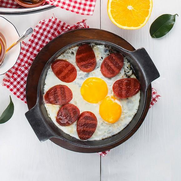 Sucuqlu yumurta ilə