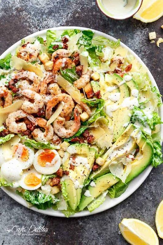 Sezar salatı krevetka