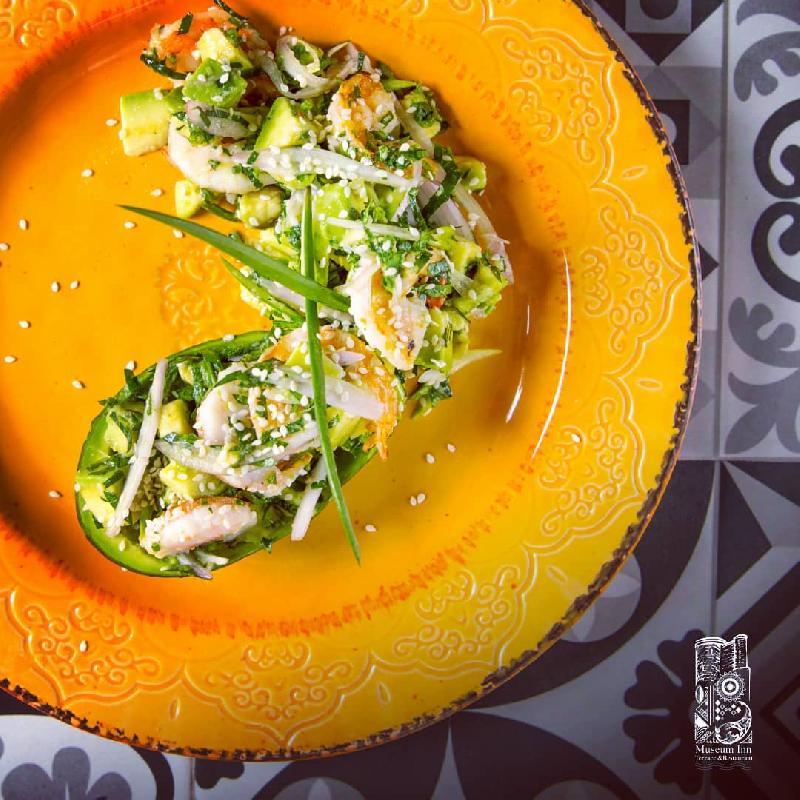Avokado və krevet salatı