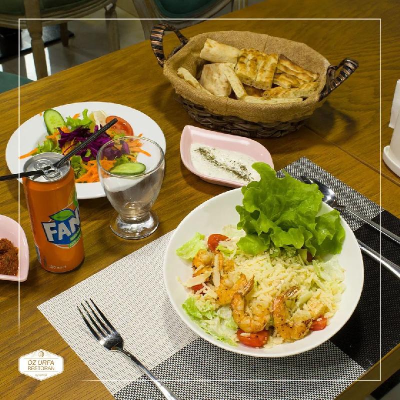 Sezar salatı Krevet İlə