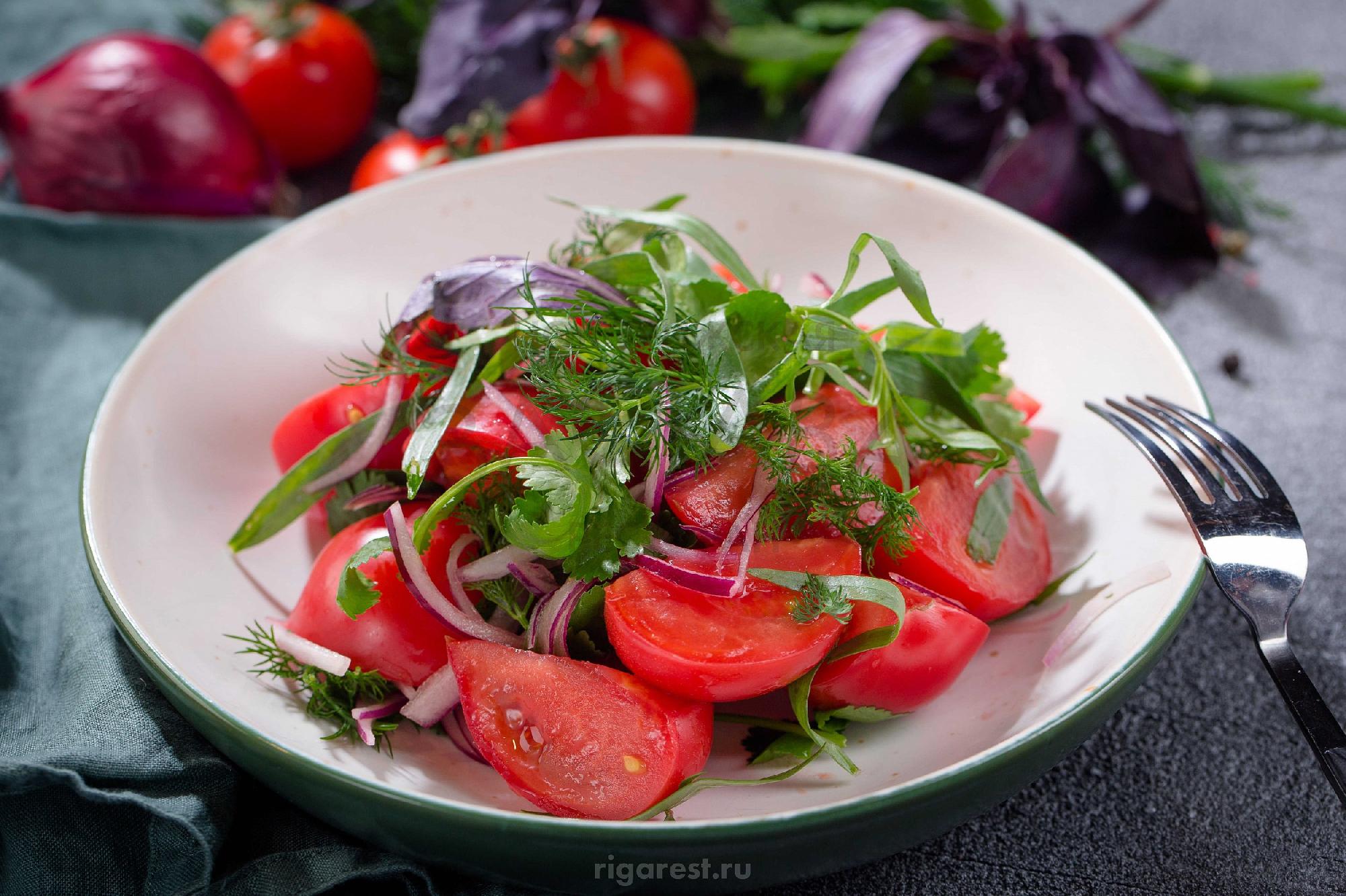 Qırmızı soğan salatı