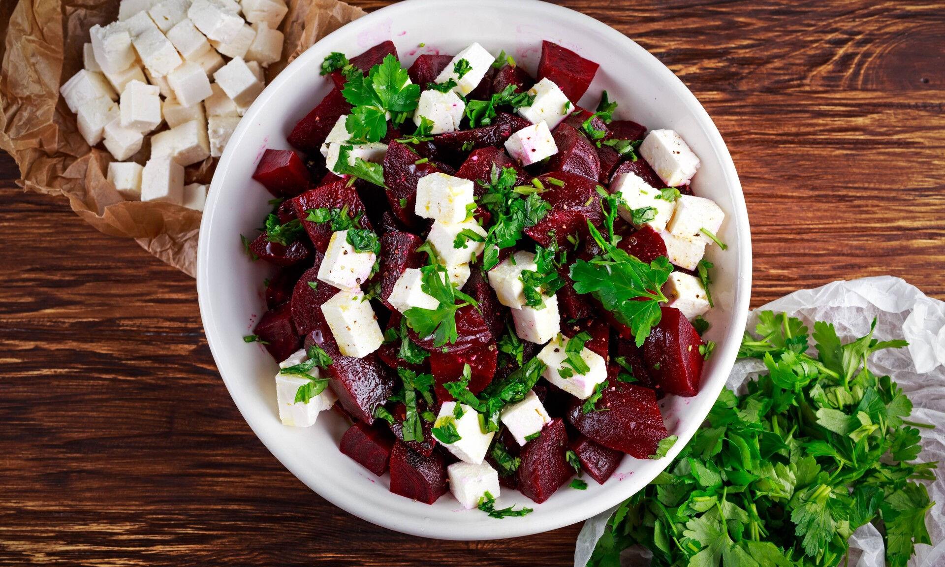 Pendirli çuğundur salatı