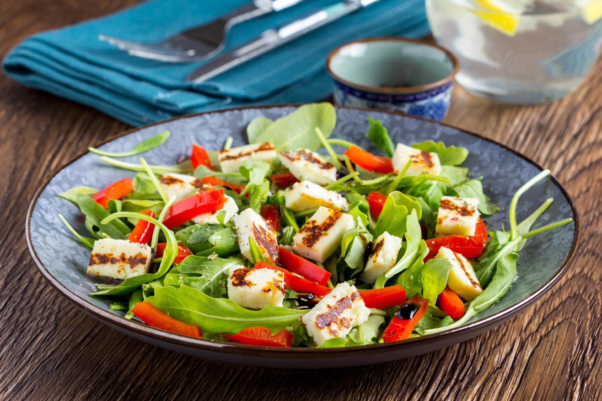 Hellium pendirli toyuq salatı