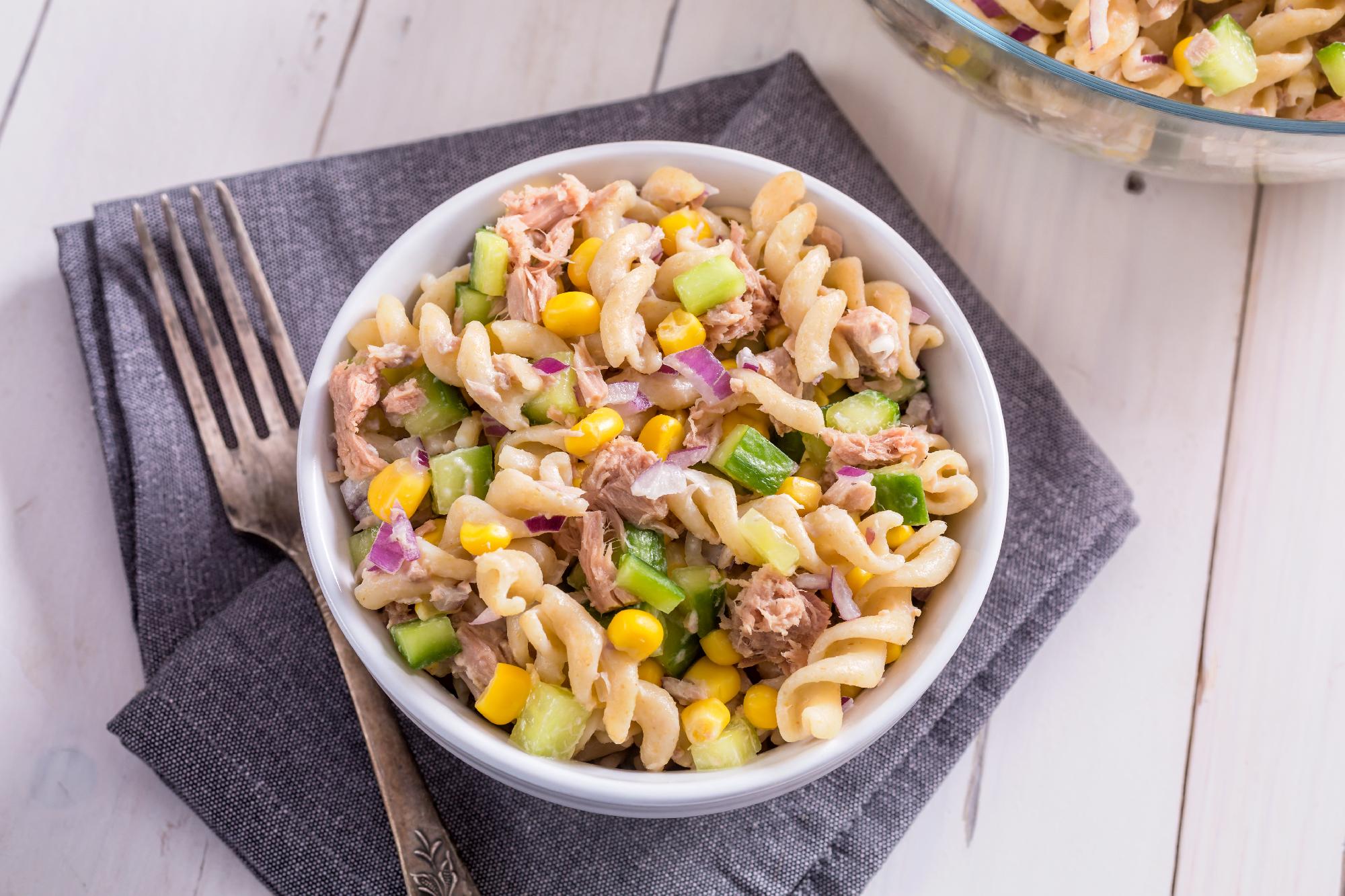 Tuna balıqlı makaron salatı