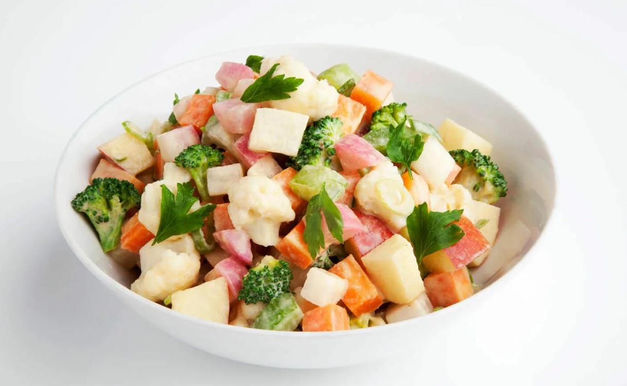Haşlanmış tərəvəz salatı