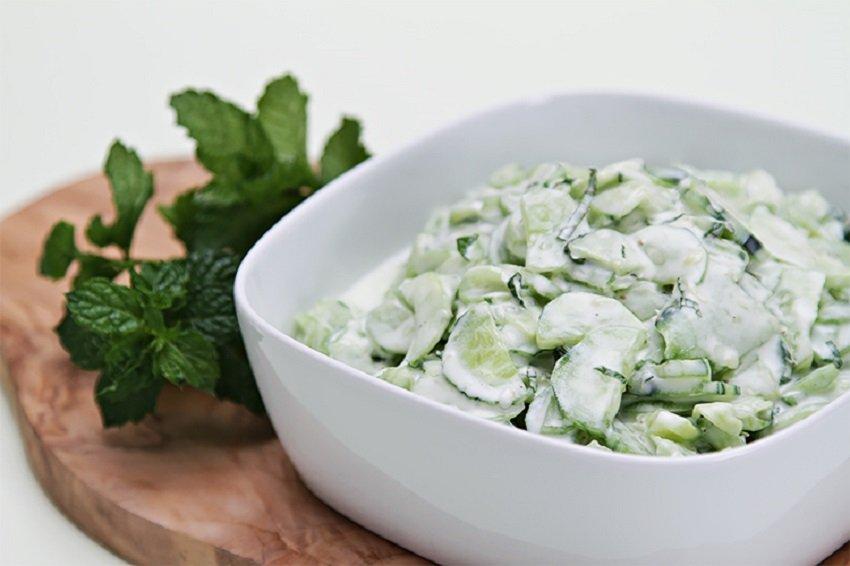 Mayonezli xiyar salatı 