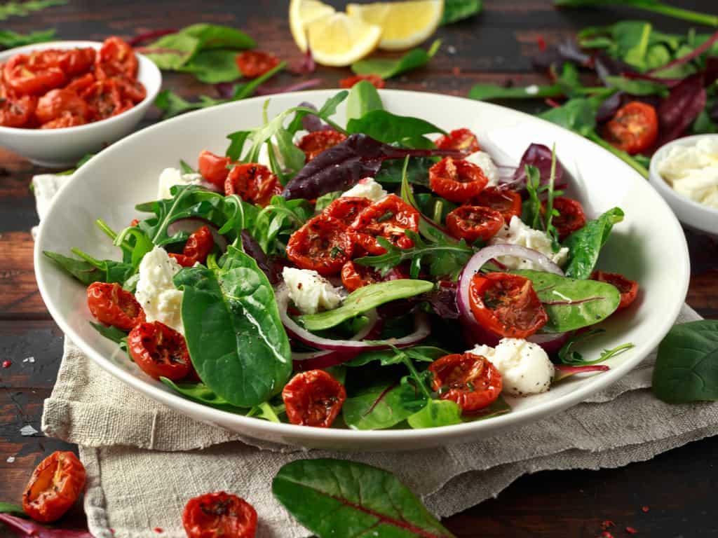 Qurudulmuş pomidor salatı