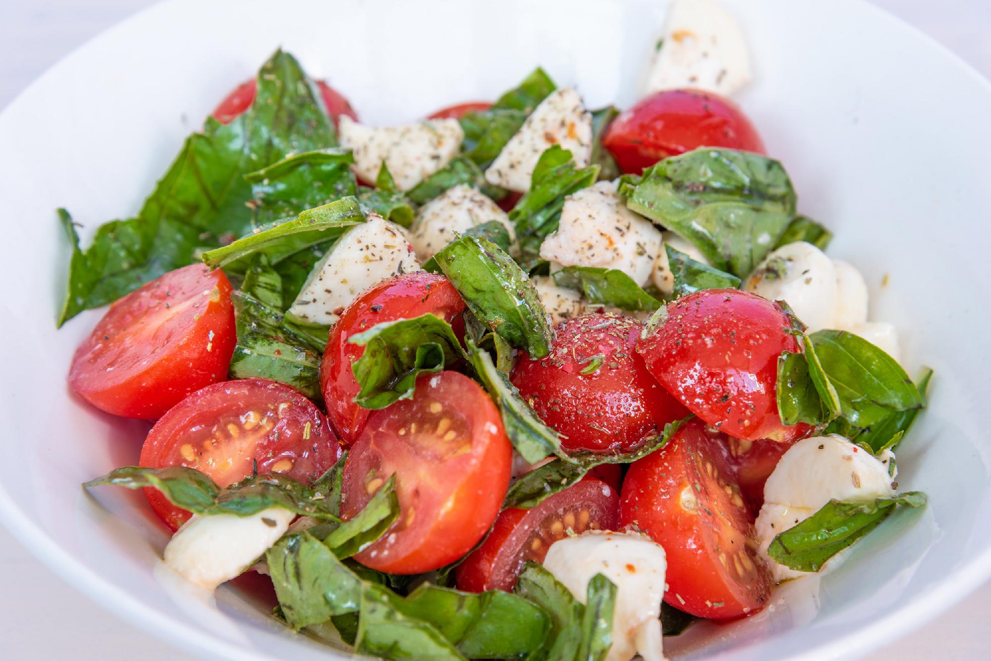 Reyhan ilə pomidor salatı