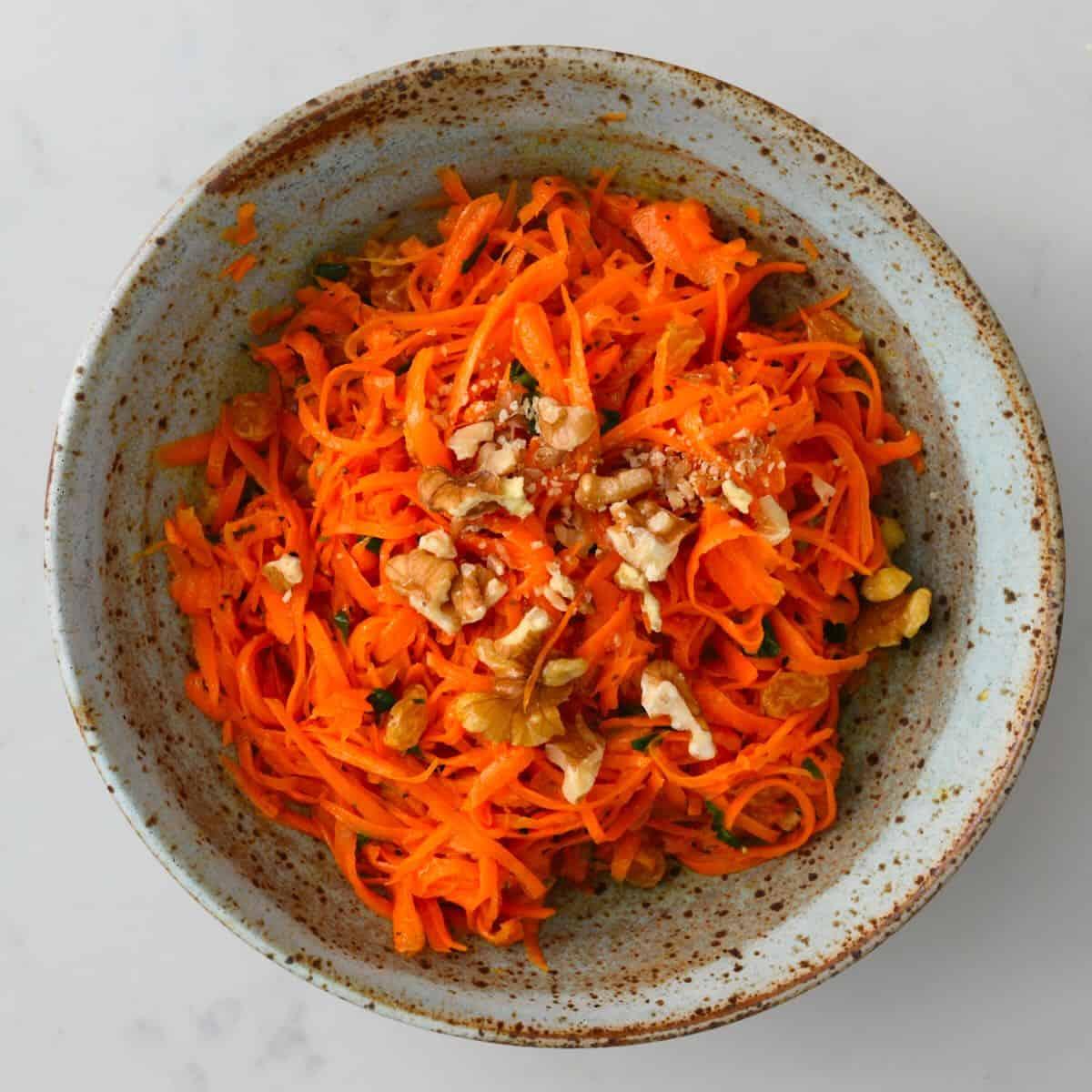 Qozlu kök salatı 