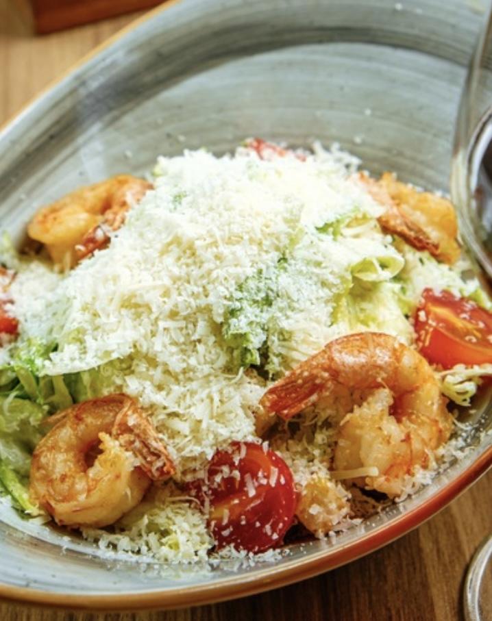 Sezar Salatı Krevetka ilə