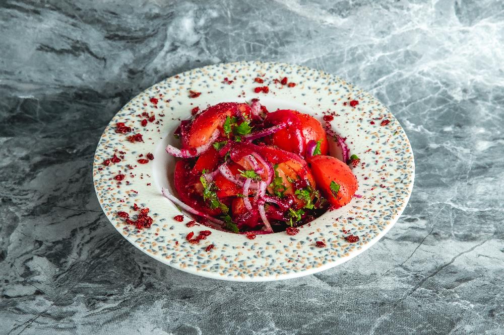 Pomidor salatı xüsusi sous ilə