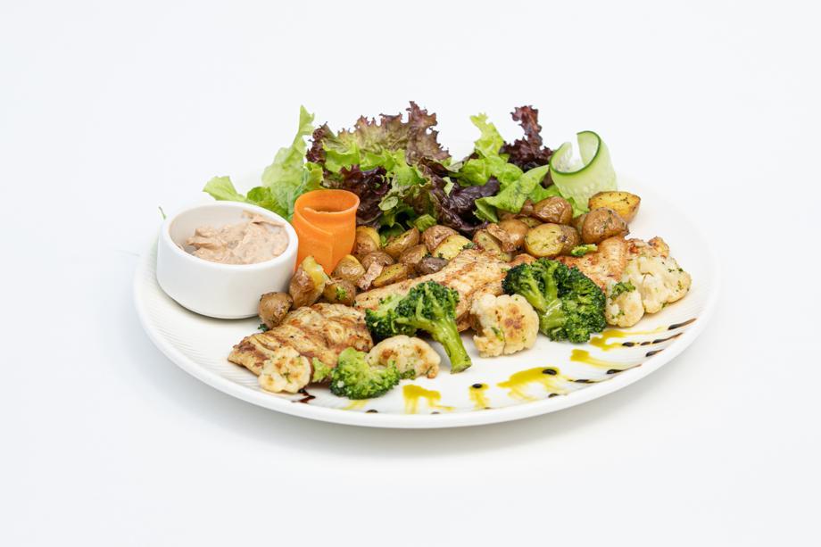 Toyuq Filesi Tərəvəzli Salat İlə