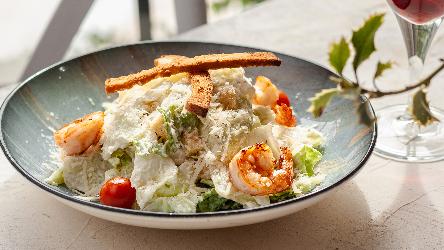 Krevetkalı sezar salatı 