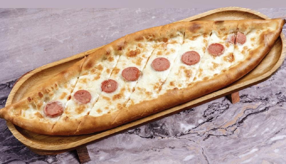 Sosiskalı pide 