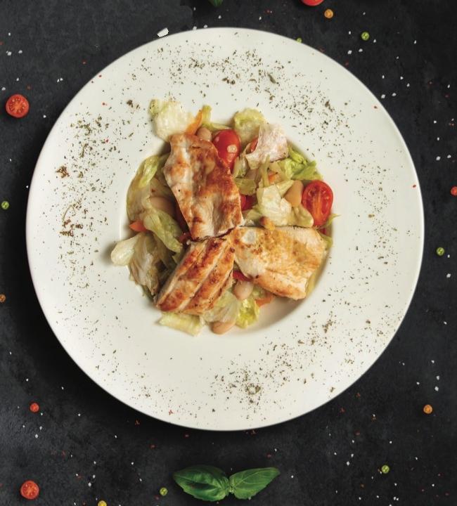 Toyuq Salatı Şirin Çilli Sousunda