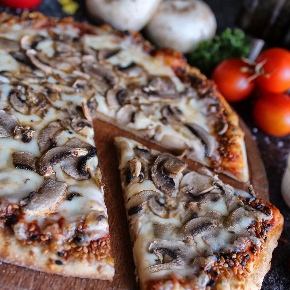 Göbələkli pizza