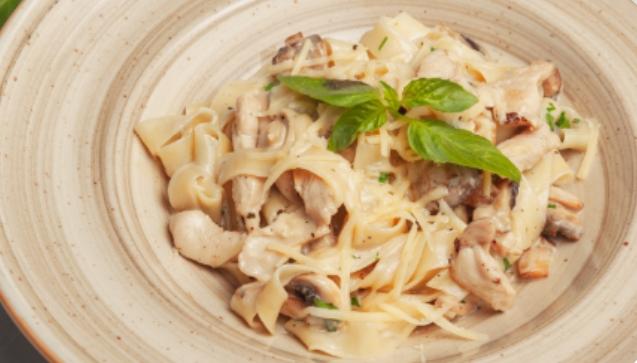 Fettuccine Alfredo Toyuq 