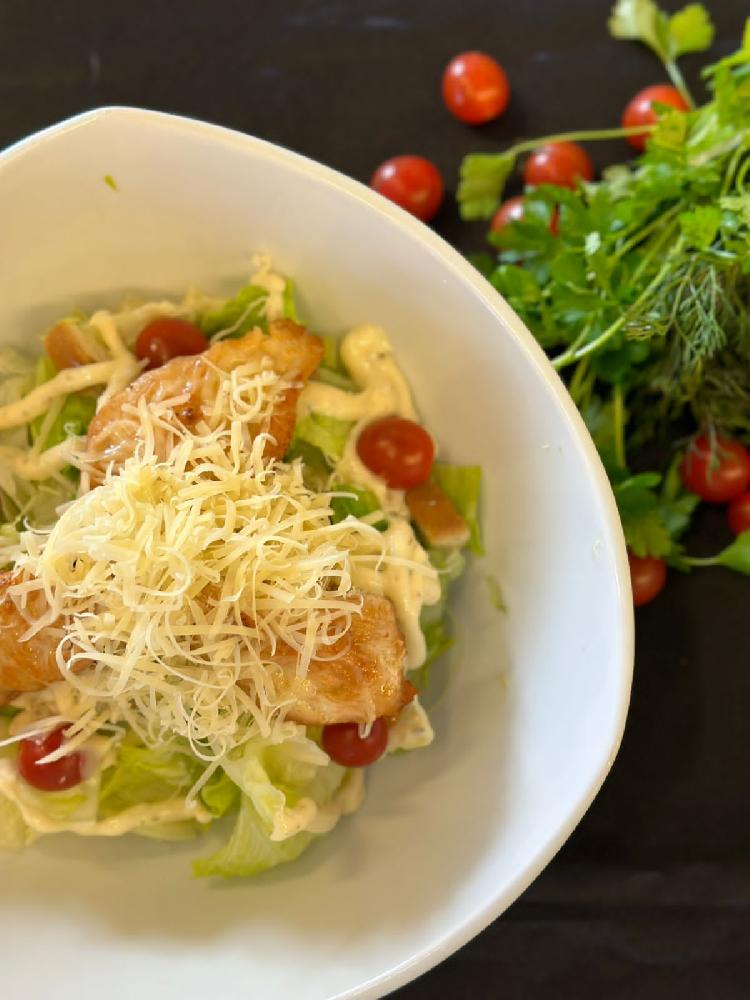 Sezar salatı toyuqla