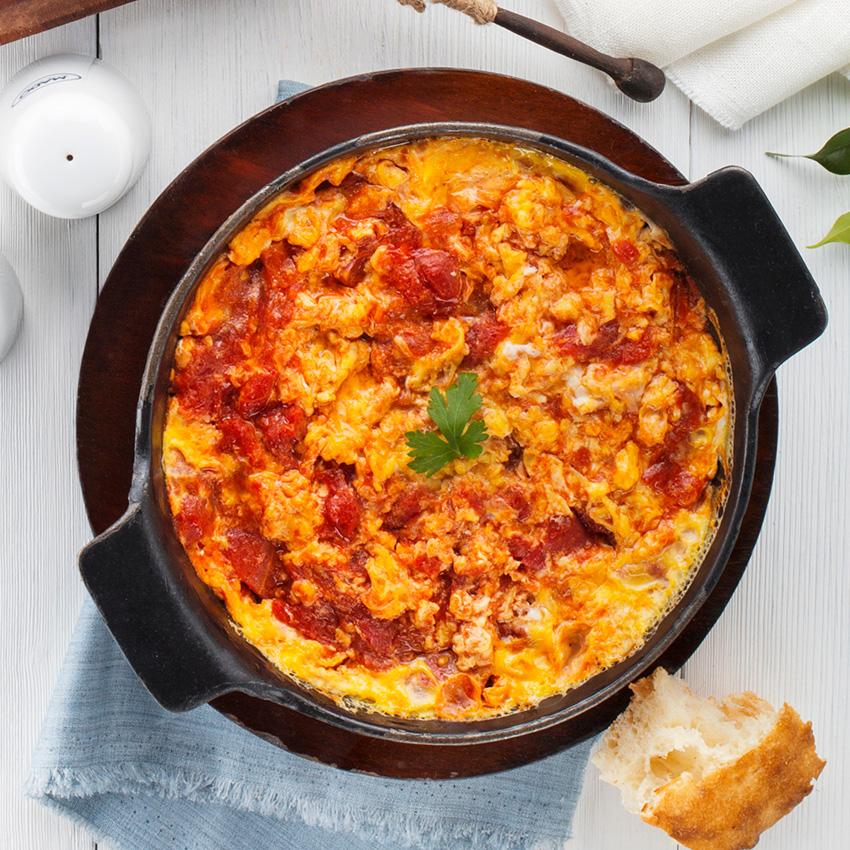 Omlet with tomato