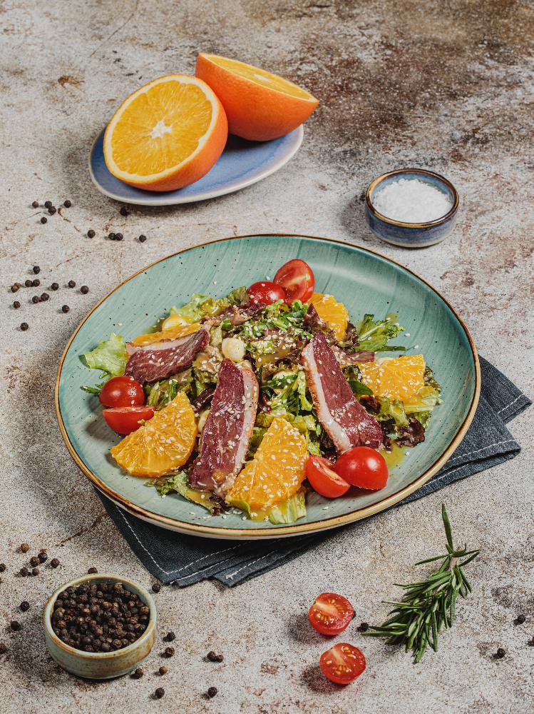 Portağal Sousunda Hisə Verilmiş Ördək Salatı 