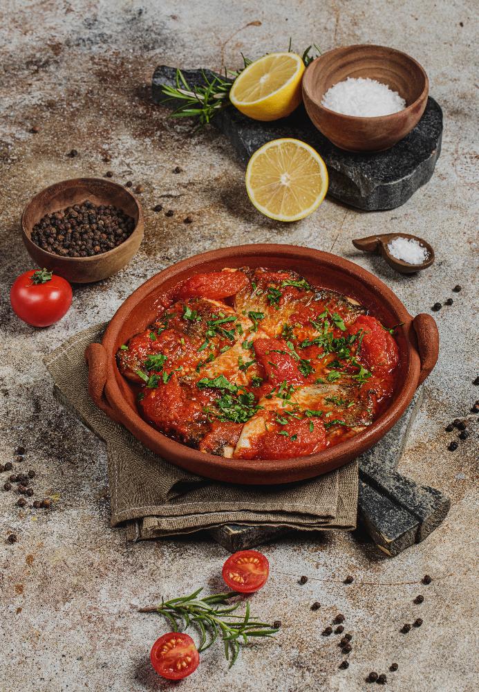 Forel balığı pomidor ilə
