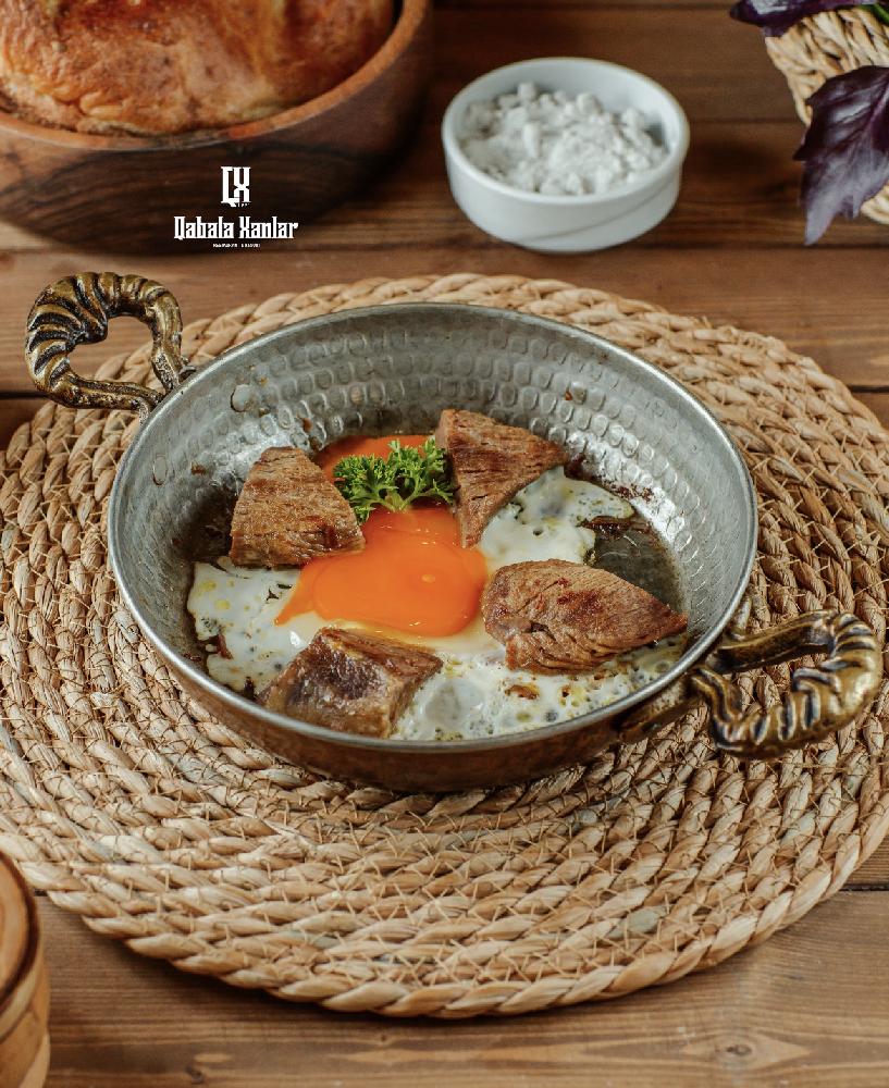 Ət qovurmalı yumurta 