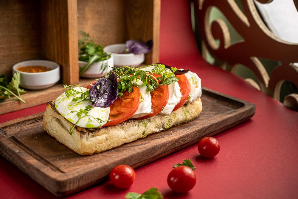 BRUSKETA POMİDOR VƏ MOZZARELLA İLƏ 
