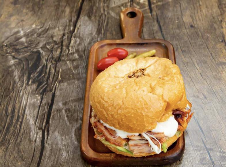 Toyuq cheeseburger