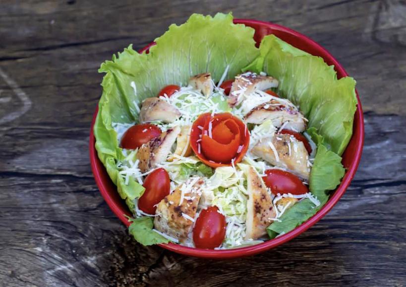 Toyuqlu sezar salatı