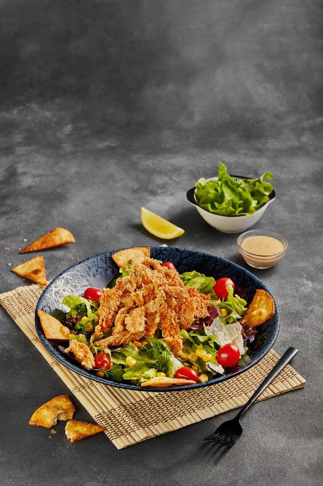 Crispy fried chicken salatı