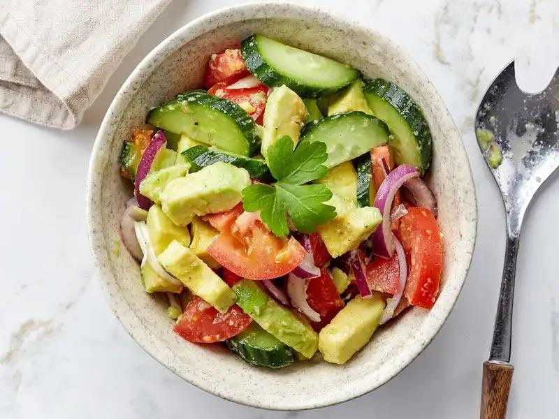 Avokado salatı