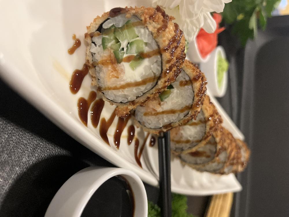 Tempura salmon maki roll