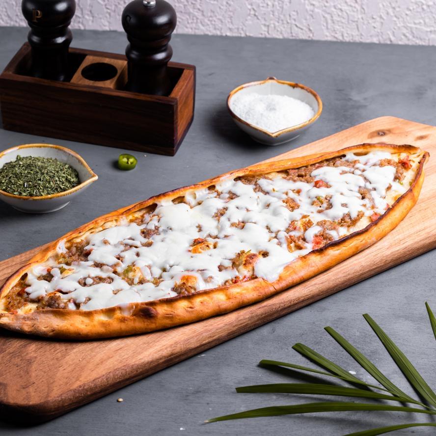 Kuşbaşı Etli Kaşar Peynirli Pide