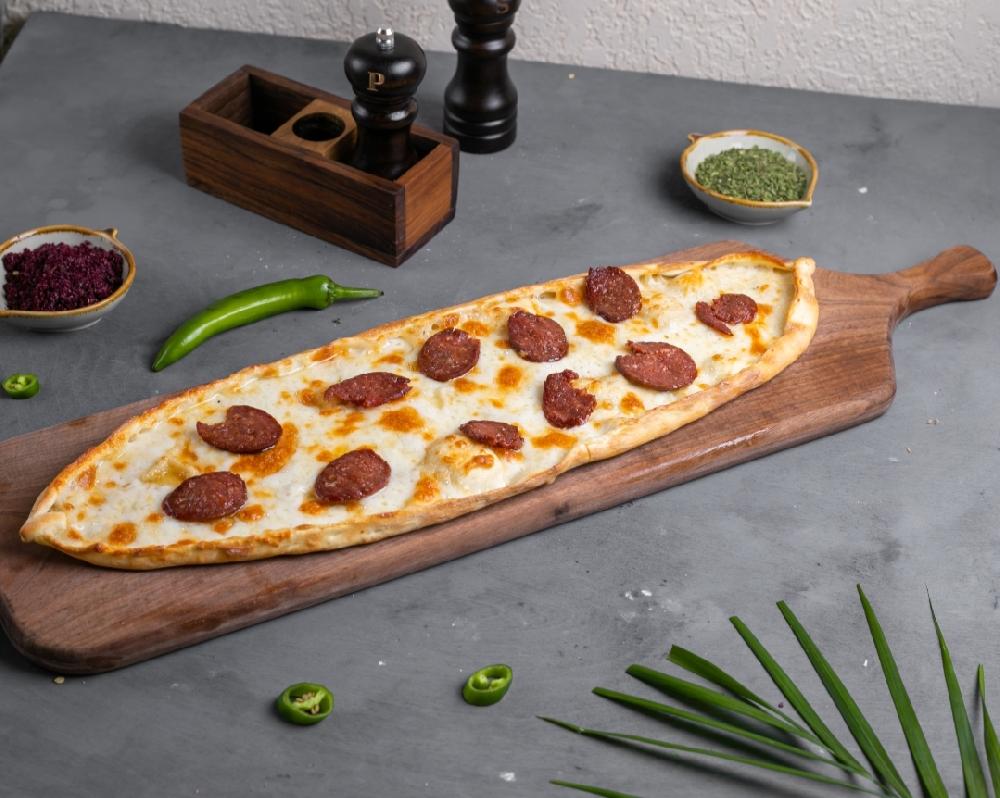 Sucuklu-Peynirli pide