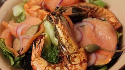 SALAD WITH SMOKED SALMON, PRAWNS AND RUCOLA