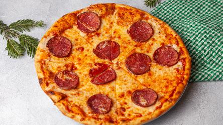 Salami pizza