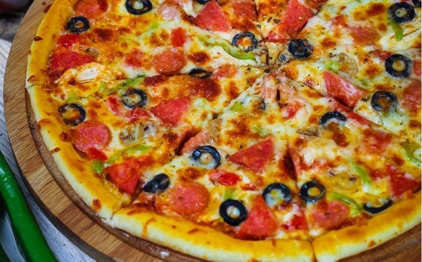 Qarışıq pizza böyük