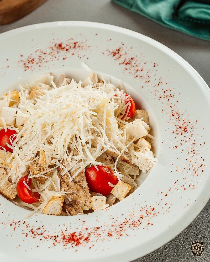 Toyuqlu Sezar Salatı 