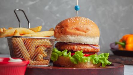 Burger toyuq fri kartof ilə