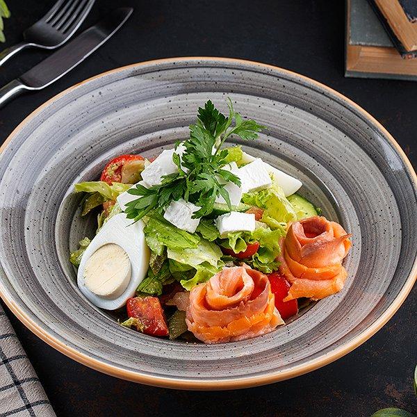 Sezar salatı qızıl balıq əti ilə