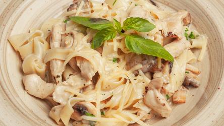Fettuccine Toyuqlu -göbələkli 
