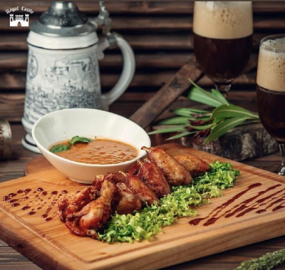 Toyuq qanadları acılı sousda