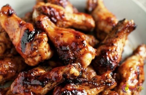 Toyuq qanadları barbeku sousunda 