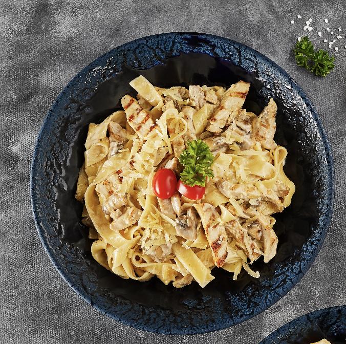 Fettuccine Alfredo toyuqlu