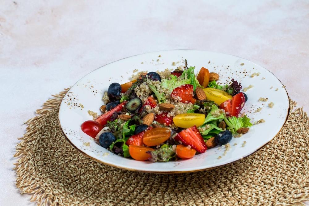Meyvəli kinoa salatı 