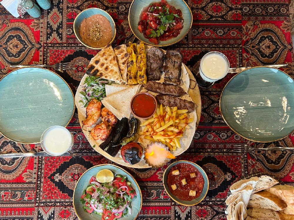 Rəfiqələr Masası