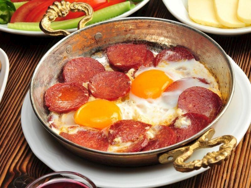 Sucuqlu yumurta