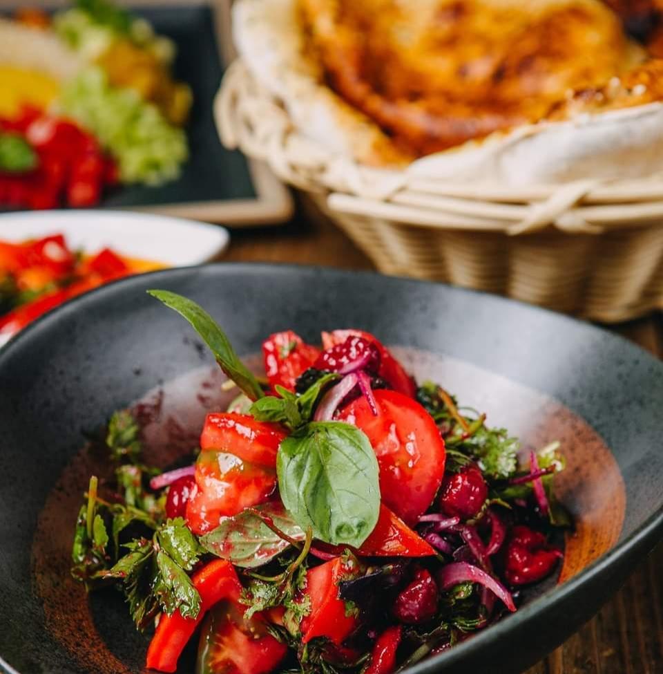 Pomidor salatı albalı sousunda