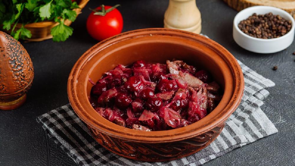 Quzu əti albalı sousunda